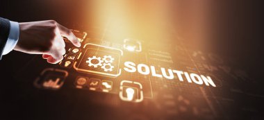 Çözüm. İş adamı dokunmatik ekran arayüzü yazım çözümlerine baskı yapıyor. İş konsepti. İnternet kavramı.