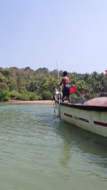 Fischer Und Boot Mit Fischernetzen Tropischen Strand Lizenzfreies Stock-Filmmaterial