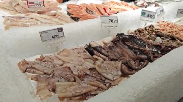 Kühler Frischer Fisch Mit Eis Liegt Supermarkt Auf Der Theke Videoclip