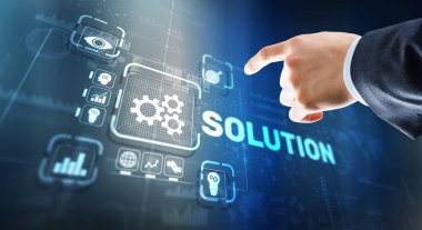 Çözüm. İş adamı dokunmatik ekran arayüzü yazım çözümlerine baskı yapıyor. İş konsepti. İnternet kavramı.