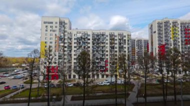 Arka plandaki Şehir Manzarası ile Bulutlar Zaman Tamponu