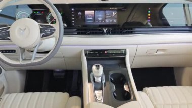 Moskova, Rusya - 24 Mayıs 2024: Voyah Dreamer büyük ve lüks bir minivan. 