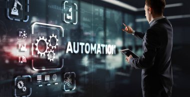 Adam 3 boyutlu sanal ekran otomasyonuna tıklıyor. İş ve üretim süreçlerinin optimizasyonu.