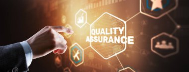 Sanal ekranlarda Kalite Güvence düğmesine basan QA İş Adamı.