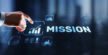 İş adamı sanal ekran görevine tıkladı.