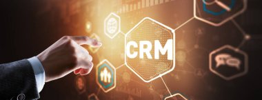 Müşteri ilişkileri yönetim sistemi kavramı. İşadamı parmağına dokunuyor..