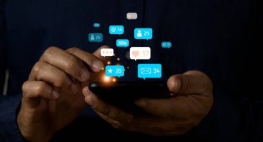 Cep telefonunda mesaj, yorum ve akıllı telefon ekranının üzerindeki yıldız gibi uyarı simgeleriyle modern sosyal medya pazarlama kavramı