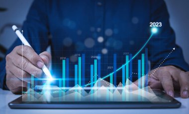 İş büyümesi hesaplama kavramı 2023 iş adamı uzun vadeli yatırım için mali verileri hesaplar Analitik işadamı 2023 yılında iş büyümesi, iş stratejisi, finans, planlama