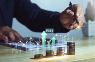 İş adamı 2023 ve ötesinde iş büyümesi planlıyor. Sanal holografik çizelgelerle yatırım kazançlarını ve kârlarını hesaplar ve pozitif büyüme göstergeleri, hisse senetleri ve kârlarla arttırırlar..