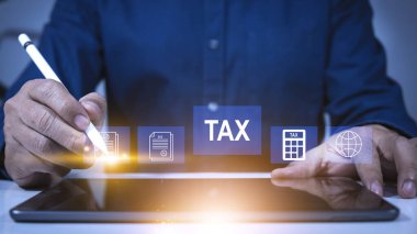 Vergi ödeme konsepti için vergi formunu çevrimiçi kişisel gelir vergisi iadesi göstermek için tablet kullanan işadamı hükümet devlet vergi analizi belgesi mali araştırma raporu hesaplama vergisi iadesi