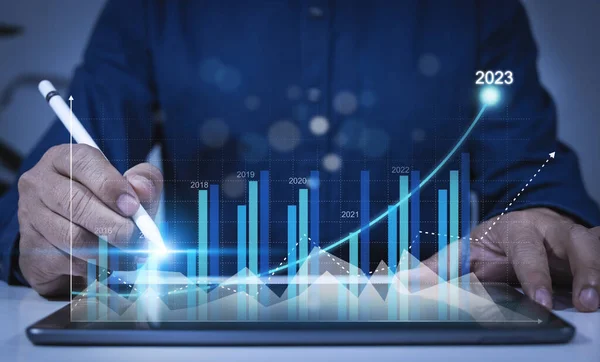 2023 Empresário Calcula Dados Financeiros Para Investimento Longo Prazo Analítico — Fotografia de Stock