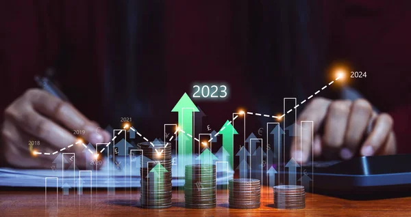 Empresário Planejando Crescimento Negócio 2023 Além Com Gráficos Holográficos Virtuais — Fotografia de Stock