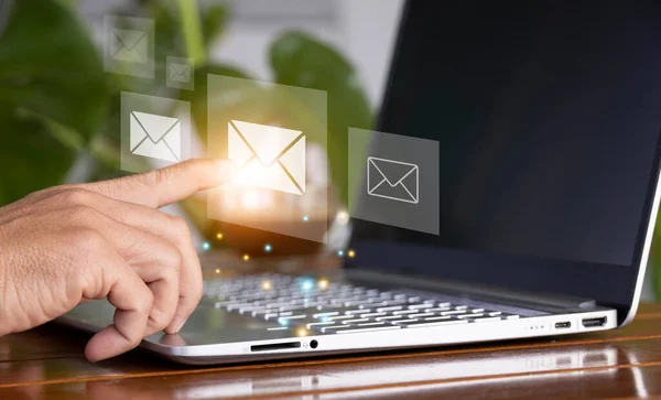 Biznesmen Korzystający Laptopa Ikoną Mail Koncepcja Komunikacji Online Koordynacja Transakcja — Zdjęcie stockowe