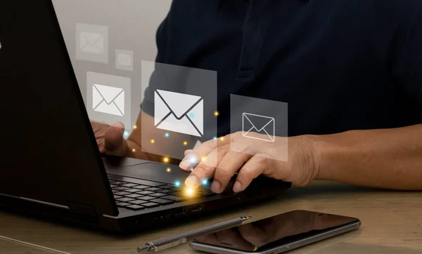 商人使用带有电子邮件图标 在线交流概念 在线交易的笔记本电脑 — 图库照片
