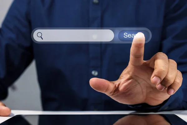 Optymalizacja Wyszukiwarek Koncepcja Technologii Wyszukiwania Danych Ludzka Ręka Używająca Tabletu — Zdjęcie stockowe