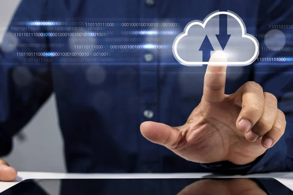 İşadamı veri aktarmak ve uygulama indirmek için tablet ve sanal bilgisayar kullanıyor. Teknoloji değişiklikleri, kavramlar, sunucular, veritabanı yedekleri, yedekler.