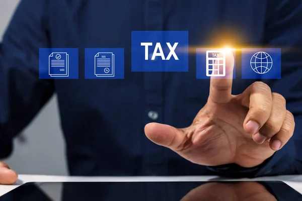 商界人士使用平板电脑在网上显示个人入息报税表报税概念政府税单分析文件财务研究报告计算报税表 — 图库照片