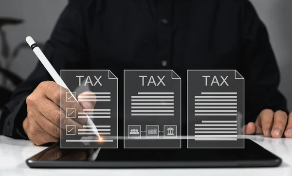 纳税人概念审查与纳税有关的文件商人通过网上文件填写和计算纳税金额 通过互联网缴纳年度税款 — 图库照片
