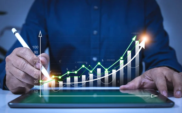 Biznesmen Planuje Rozwój Biznesu Tablecie Wirtualnym Holograficznym Wykresem Obliczyć Dochód Zdjęcie Stockowe