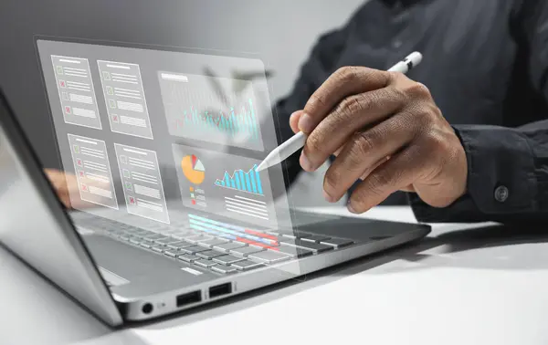 Smart Digital Marknadsföring Datahantering Koncept Affärsman Använda Laptop För Att Royaltyfria Stockfoton