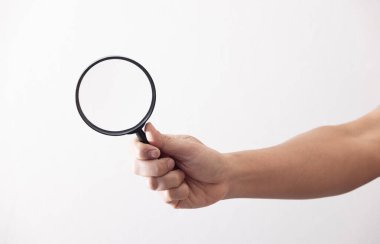 Beyaz arkaplan arama motoru optimizasyon teknolojisi kavramında arama yapmak için büyüteç kullanan erkek el Veri Arama Konsolunu kullanarak Veri Bulma