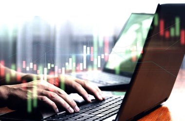 Sanal ekran ticareti fikirleri üzerinden borsa ticareti yapmak için analitik grafiği ve geleceği olan bir laptop kullanan bir iş adamı. Hisse tablosu.