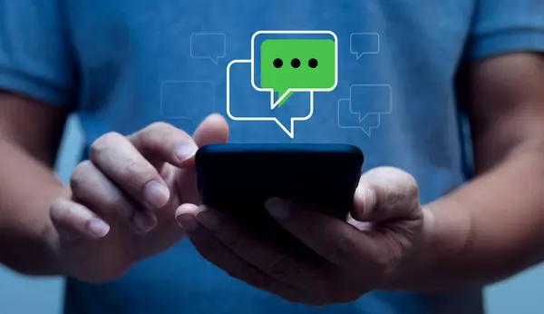 Sosyal ağda akıllı telefon ekranından gelen favori sosyal medya konsepti. Metin kutulu akıllı telefon kullanan el