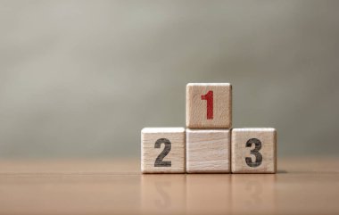 Tahta bloklar beyaz arka planda bir podyum gibi istifleniyor. Başarı, galibiyet, zafer ya da en üst düzey konsept.