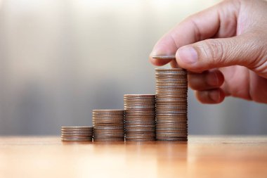 Para biriktirmek, genç bir kadının para, bozuk para, büyüyen iş yığınları gibi konuları ele alması. Bulanık arkaplan