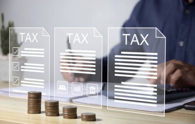 Vergi araştırmaları, hükümet vergisi ve hesaplama vergi iade kavramını hesaplayan işadamı, İnternet ödemeleri için çevrimiçi vergi iade formunu dolduruyor