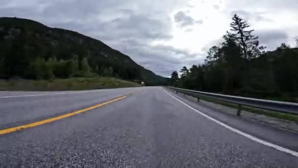 Вид Від Першої Особи Скандинавську Двосмугову Дорогу Ліс Гори — стокове відео
