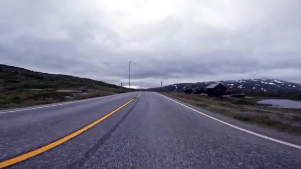 在Hardanger Vidda国家公园的北方双行道 山区开车的第一个人 — 图库视频影像