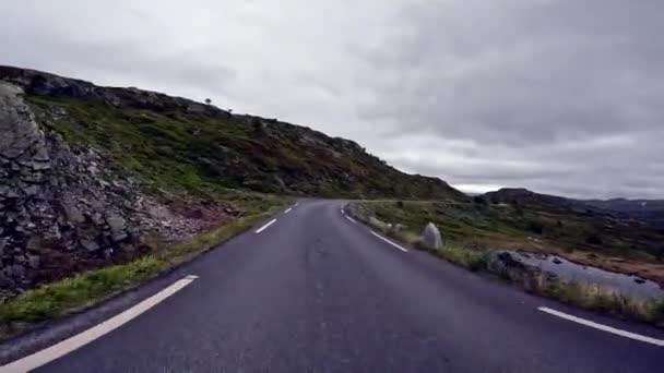 Prima Persona Viaggio Auto Una Strada Nordica Due Corsie Montagne — Video Stock