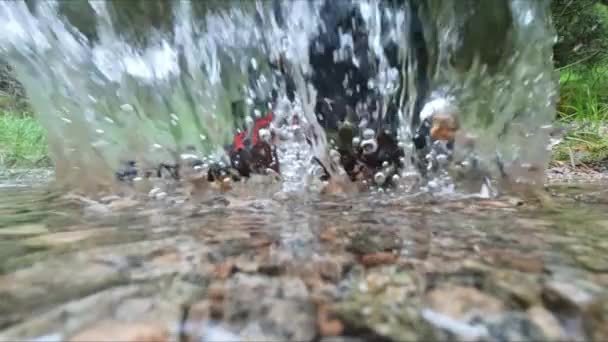 Пешие Прогулки Дождем Норвегии Брызги Воды Небольшого Ручья Лужа — стоковое видео