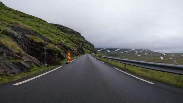 Primera Persona Una Unidad Una Carretera Nórdica Dos Carriles Montañas — Vídeo de stock