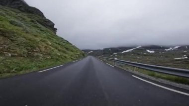Kuzeydeki iki şeritli bir yolda, dağlarda, Hardangervidda Ulusal Parkı 'nda ilk araba süren kişi.