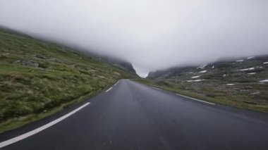 Kuzeydeki iki şeritli bir yolda, dağlarda, Hardangervidda Ulusal Parkı 'nda ilk araba süren kişi.