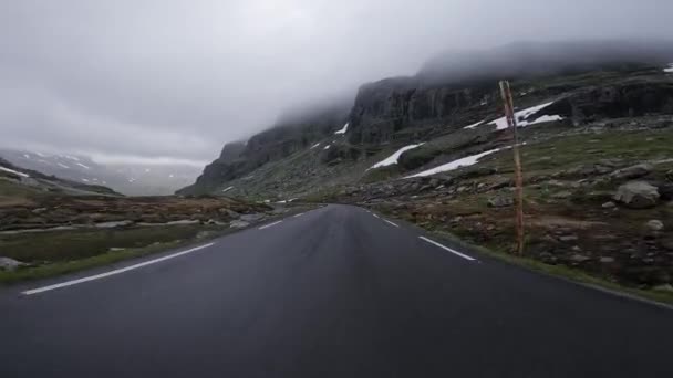 ノルディック二車線の道路 Hardangervidda国立公園上のドライブの最初の人 — ストック動画