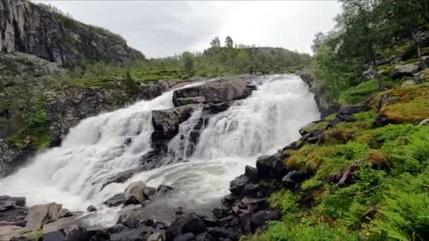 Einer Der Größten Wasserfälle Norwegens Auf Dem Weg Von Hardangervidda — Stockvideo