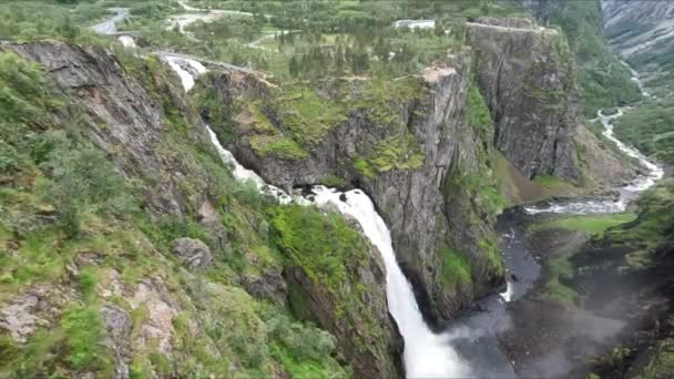 Hardangervidda Voeringshossenからの途中でノルウェー最大の滝の1つ Voeringesen — ストック動画