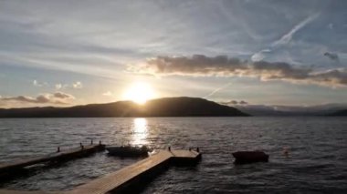 Hardanger Fjord 'a manzaralı Güzel Doğa Norveç doğal manzarası