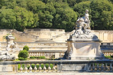 Jardins de la Fontaine, Nmes şehri, yürüyüş yeri, antik Roma hamamlarında, daha sonra, balatalar ve heykellerle.