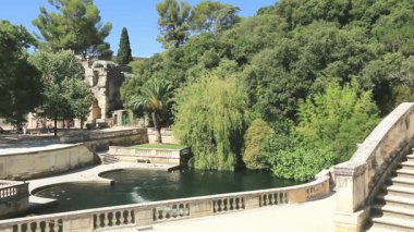 Jardins de la Fontaine, Nmes şehri, yürüyüş yeri, antik Roma hamamlarında, daha sonra, balatalar ve heykellerle.