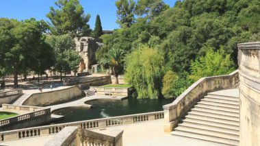 Jardins de la Fontaine, Nmes şehri, yürüyüş yeri, antik Roma hamamlarında, daha sonra, balatalar ve heykellerle.