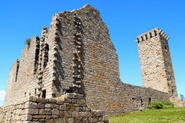 Fransa 'nın Gard Bölümü Cevennes' deki La Garde Guerin 'in eski ve harap olmuş tahkimatı.