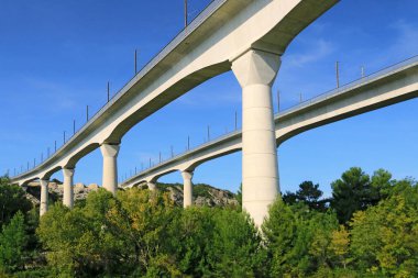 Betondan yapılmış büyük bir çift viyadük, aşağıdan görülüyor..