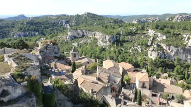 Ortaçağ köyü Les Baux de Provence 'ın kayalık ve resimli masasının etrafında.