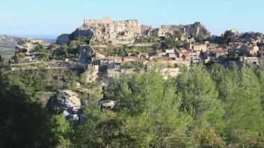 Ortaçağ köyü Les Baux de Provence 'ın kayalık ve resimli masasının etrafında.