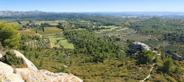 Ortaçağ köyü Les Baux de Provence 'ın kayalık ve resimli masasının etrafında.