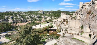 Ortaçağ köyü Les Baux de Provence 'ın kayalık ve resimli masasının etrafında.
